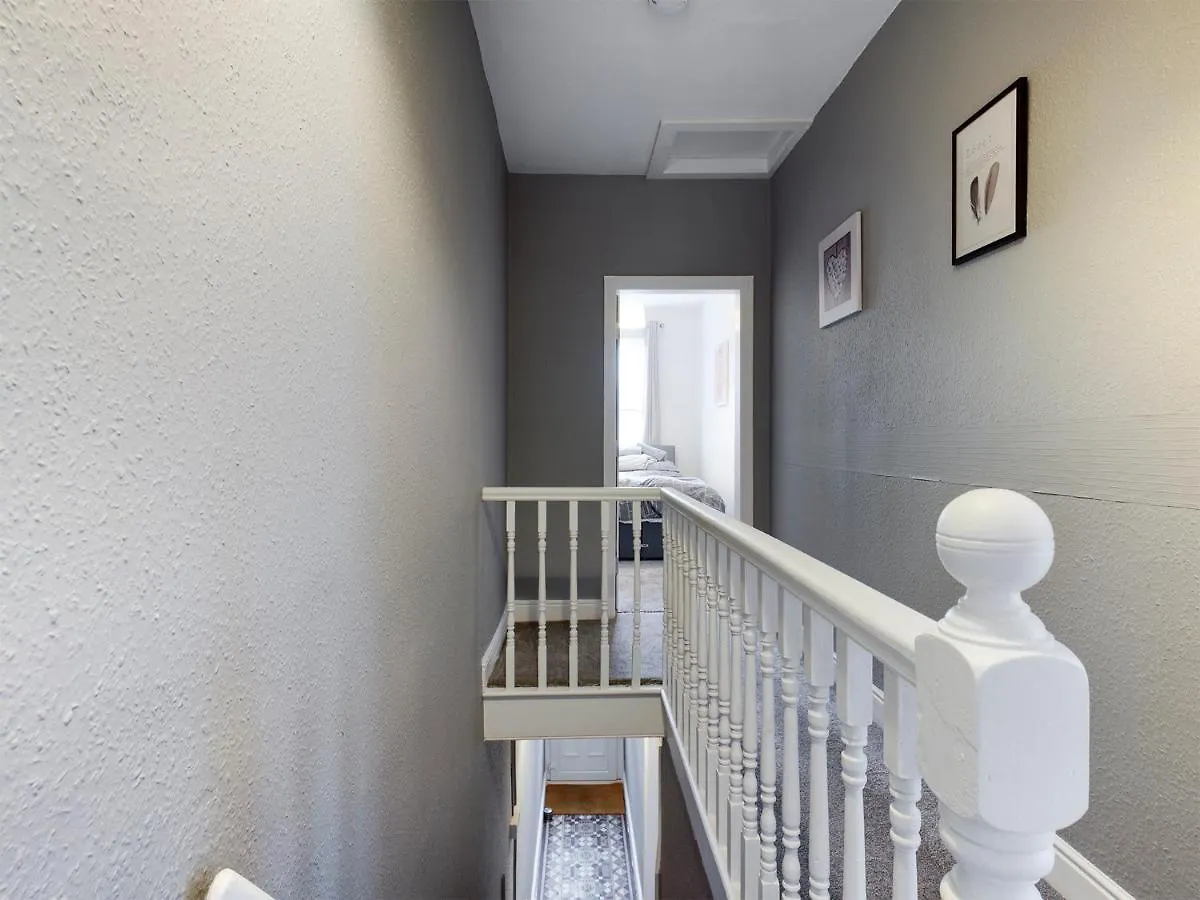 Cheerful 3 Bedroom Home With Free Parking And Wifi Chester Apartment