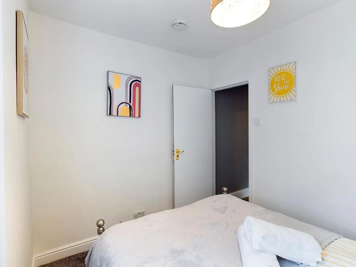 Apartment Cheerful 3 Bedroom Home With Free Parking And Wifi Chester