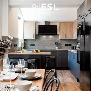  Holiday home 5 Bedroom Townhouse Perfectly Located 2 Mins Walk From The Train Station