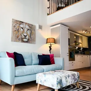  Apartment Jungle Escape, With Parking & Terrace